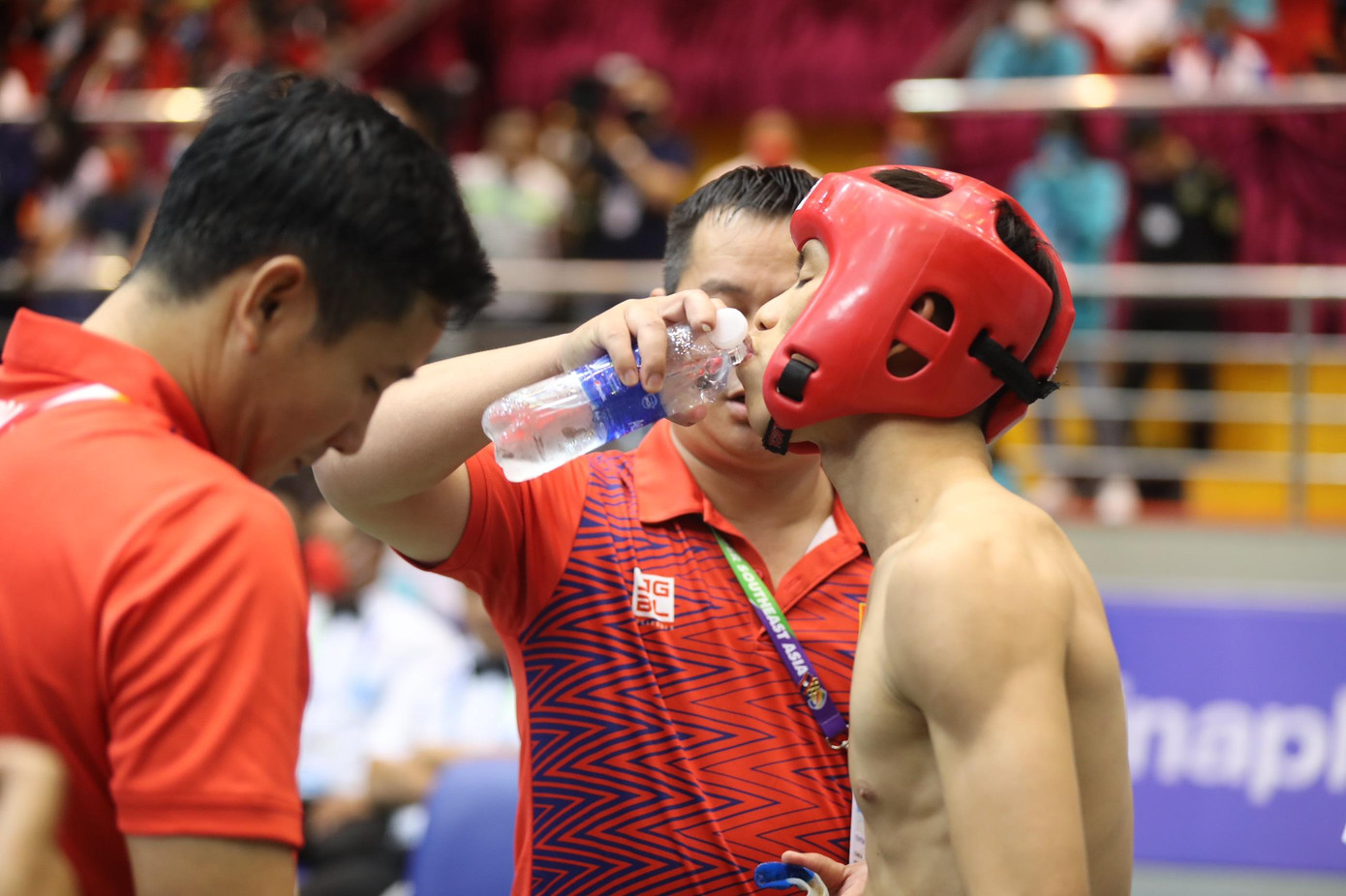 Vận động viên Huỳnh Văn Tuấn nghỉ giữa các hiệp đấu