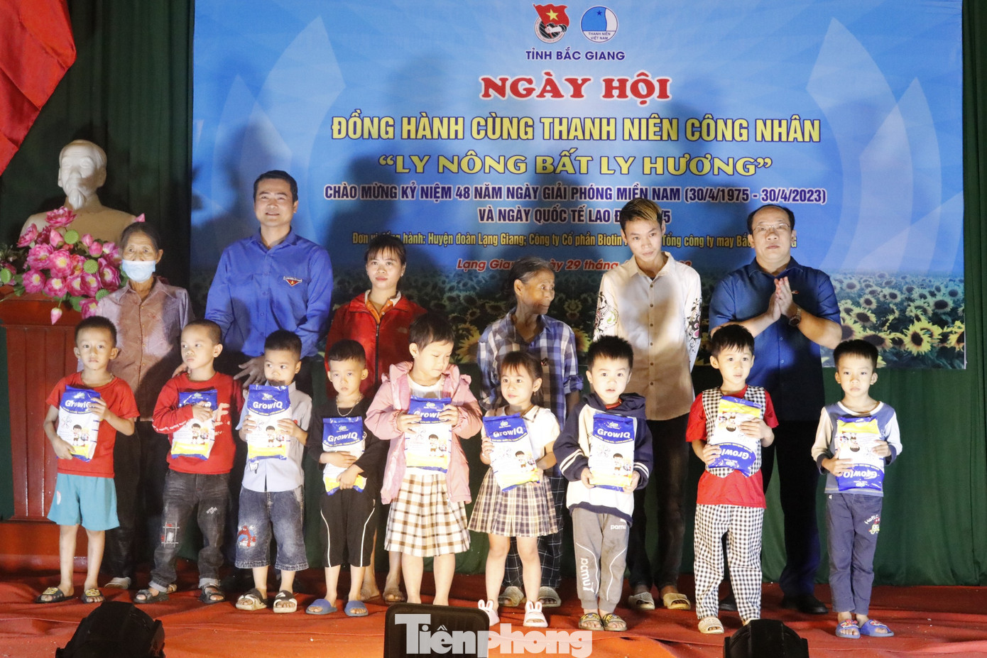 Hội Liên hiệp Thanh niên tỉnh Bắc Giang trao quà tặng các gia đình và học sinh có hoàn cảnh khó khăn. Hội Liên hiệp Thanh niên tỉnh Bắc Giang trao quà tặng các gia đình và học sinh có hoàn cảnh khó khăn.