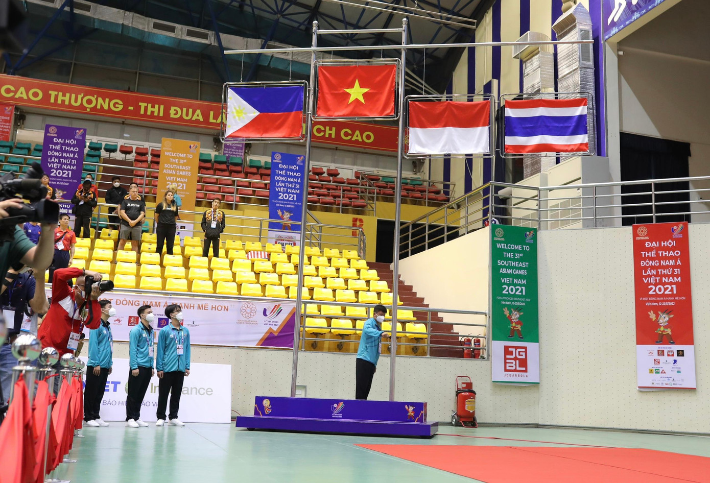 Chào cờ khi trao huy chương vàng cho vận động viên Việt Nam