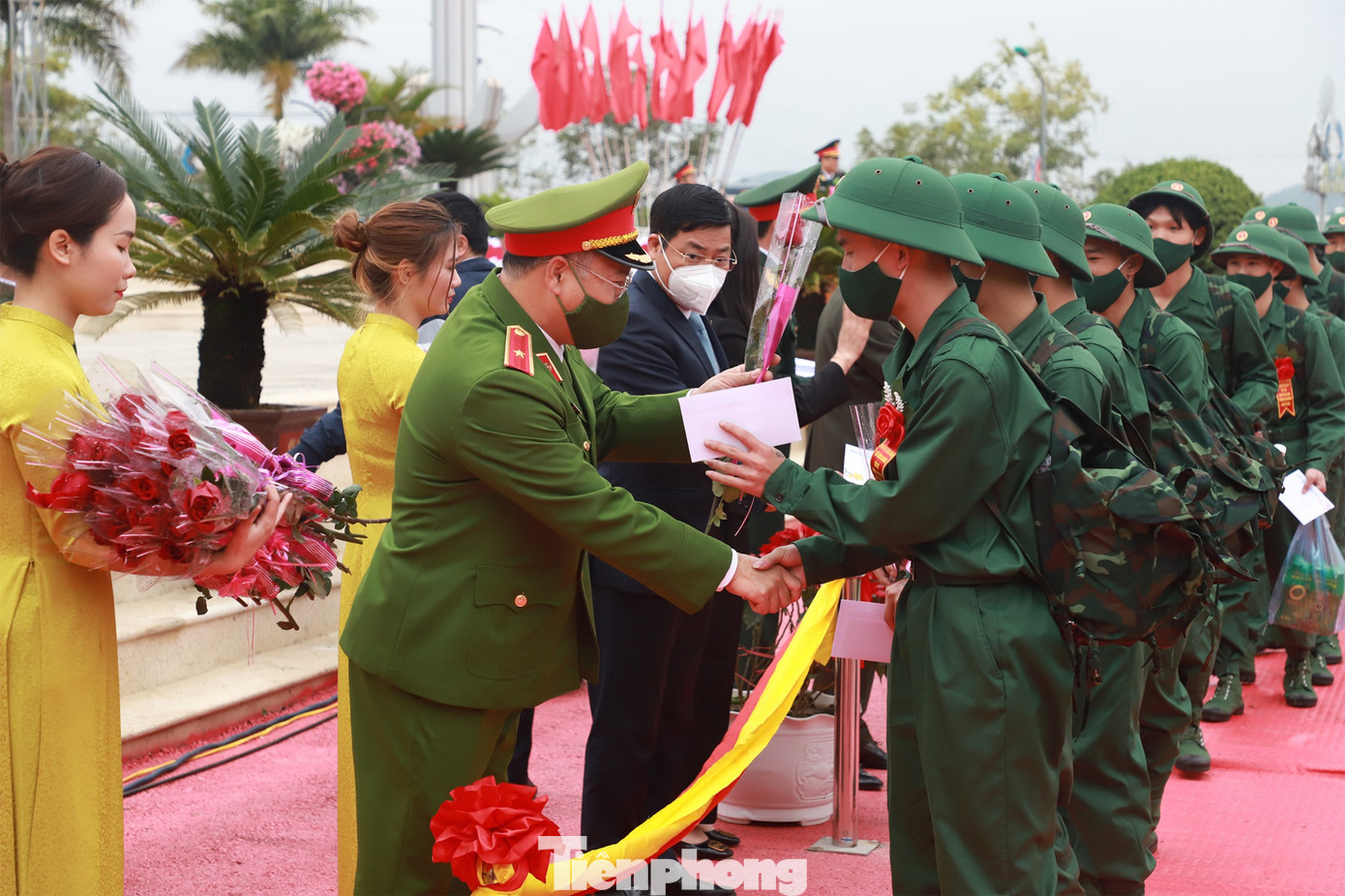 Thiếu tướng Nguyễn Văn Long, Thứ trưởng Bộ Công an và Bí thư Tỉnh ủy Bắc Giang Dương Văn Thái động viên tân binh lên đường nhập ngũ Thiếu tướng Nguyễn Văn Long, Thứ trưởng Bộ Công an và Bí thư Tỉnh ủy Bắc Giang Dương Văn Thái động viên tân binh lên đường nhập ngũ