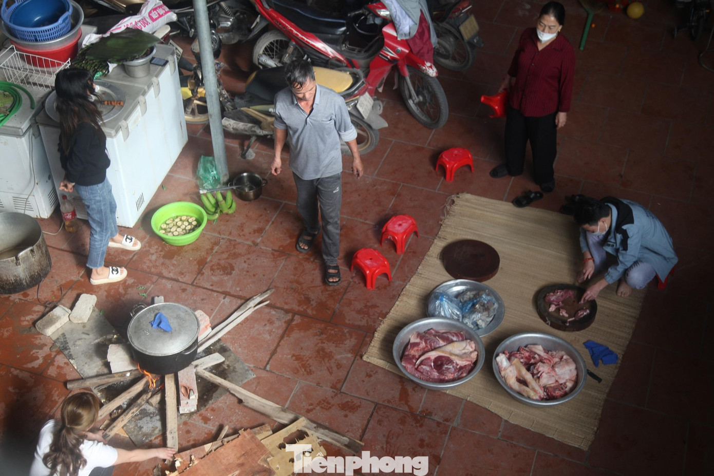 Chủ nhà trọ và công nhân làm bữa cơm tất niên