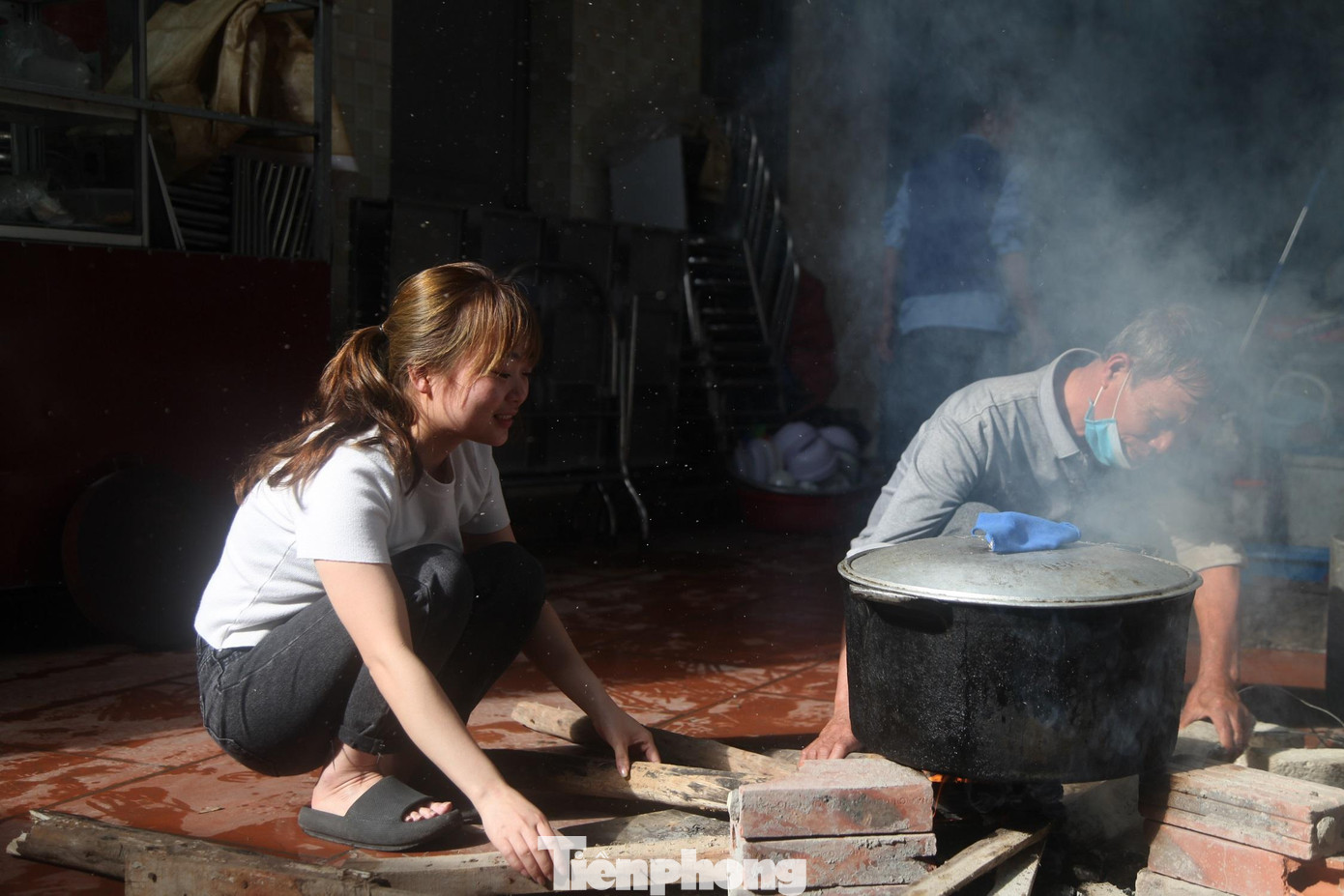 Công nhân cùng với chủ nhà trọ ở Tổ dân phố My Điền 1 (Bắc Giang) chuẩn bị đón Tết