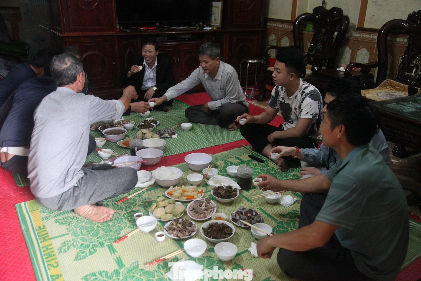 Gia đình ông Thân Văn Khu, một chủ nhà trọ ở Tổ dân phố My Điền 1 ăn tất niên cùng công nhân