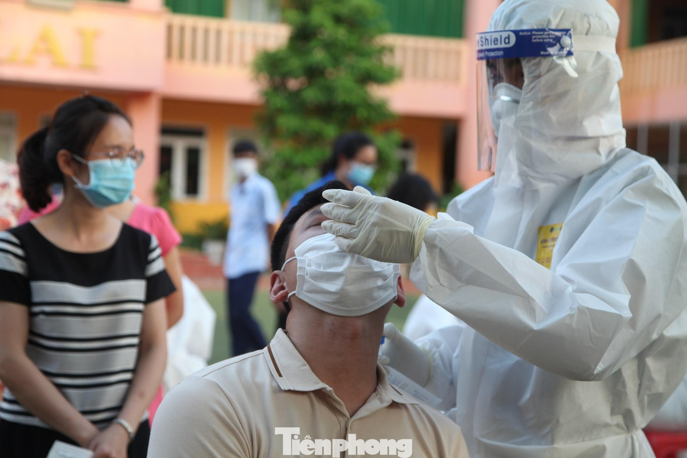 Nhân viên y tế lấy mẫu xét nghiệm cho người dân tỉnh Bắc Giang Nhân viên y tế lấy mẫu xét nghiệm cho người dân tỉnh Bắc Giang