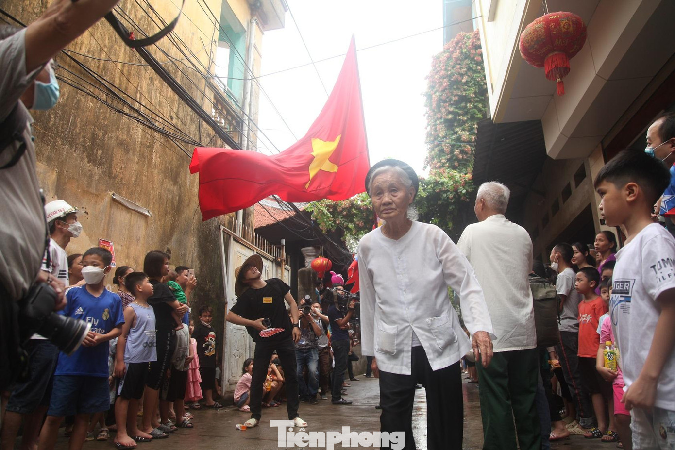 Khi đánh thắng quân Lương trở về đầm Dạ Trạch thì bị bọn quỷ đen ở đầm quấy phá. Hai bên xung trận, bọn quỷ ra điều kiện nếu thắng, chúng phải được thưởng lớn; còn nếu thua, chúng sẽ quy phục theo hầu nhà thánh. Cuối cùng bọn quỷ đen thua trận, phải quy phục Đức Thánh Tam Giang ở đây. Chính vì vậy, dân làng Vân mở hội vật cầu (còn gọi là hội Khánh Hạ) vào ngày hóa của đức thánh, với ý nghĩa hội mừng chiến thắng.