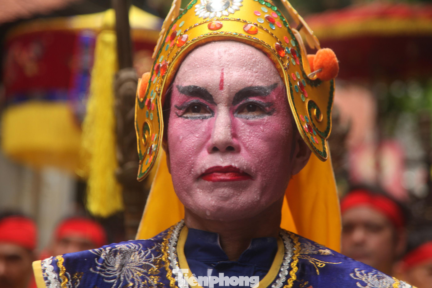 Một người vào vai quan tướng trong phần rước long đỉnh ở lễ hội vật cầu nước làng Vân