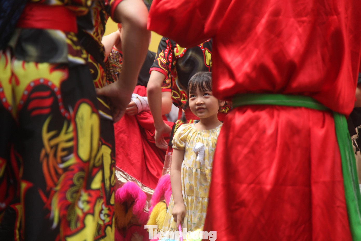 Một em nhỏ làng Vân hào hứng với lễ hội vật cầu nước