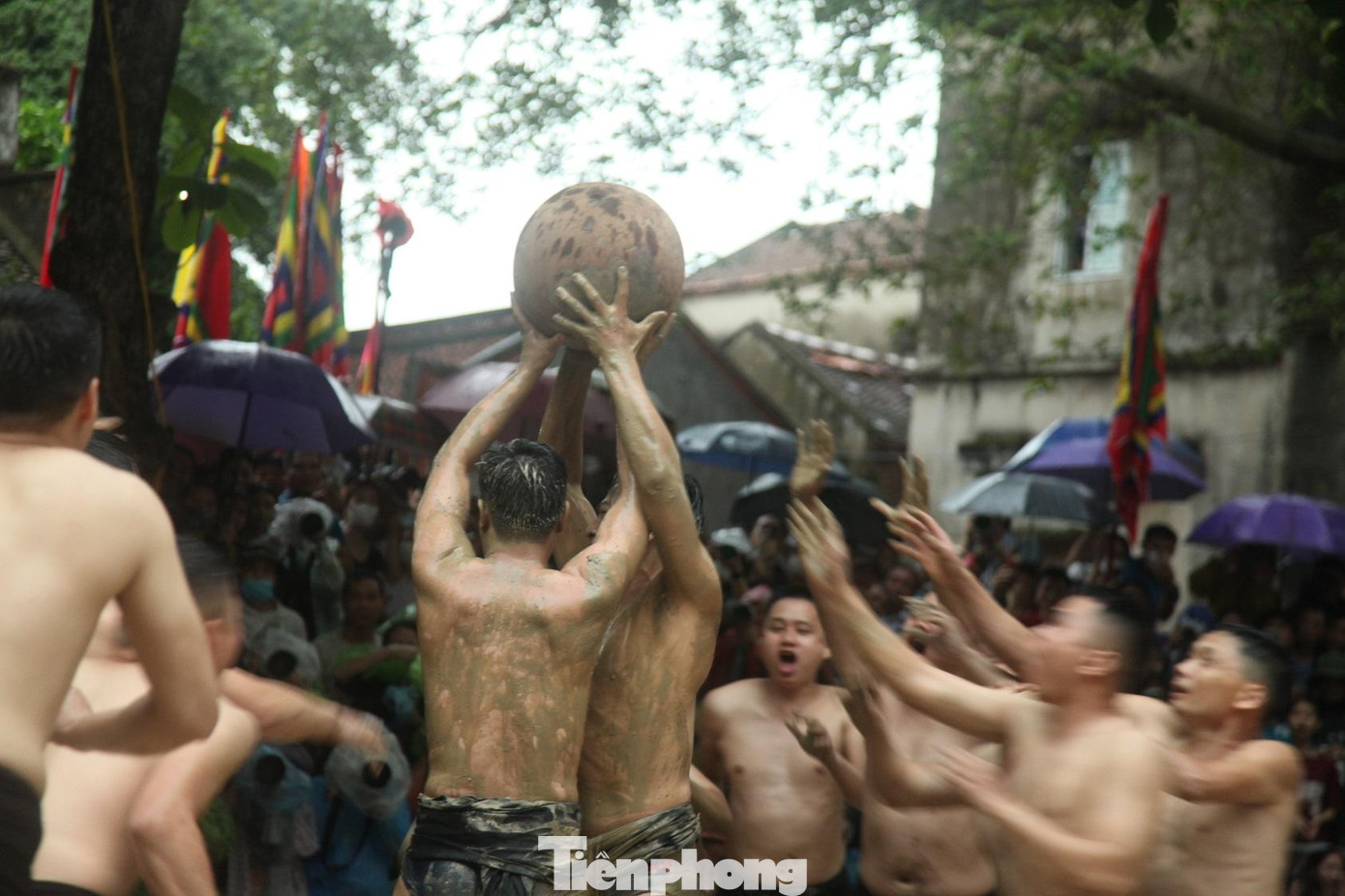 Các quan cầu bắt đầu vật cầu nước. Luật chơi của hội vật cầu nước được tổ chức như sau: 16 thanh niên khỏe mạnh tham gia hội vật gọi là quan cầu được chia làm hai giáp (mỗi giáp tám người), gọi là giáp trên và giáp dưới.