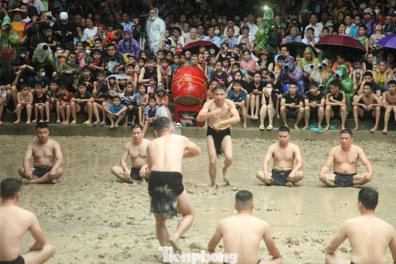 Các quan cầu đang chuẩn bị vật cầu nước tại lễ hội