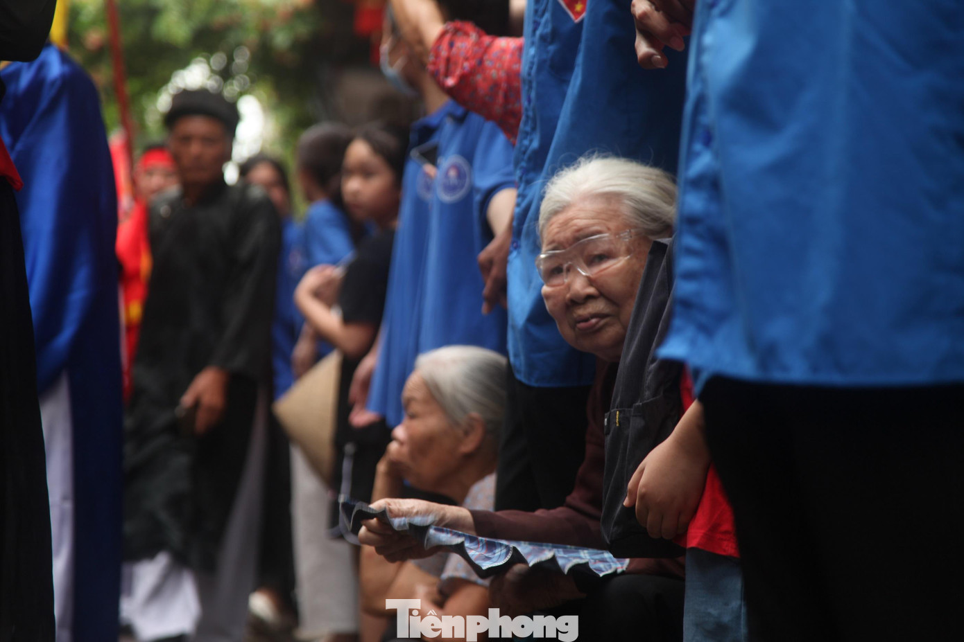 Người cao tuổi ở làng Vân chăm chú xem phần rước long đỉnh của lễ hội vật cầu nước