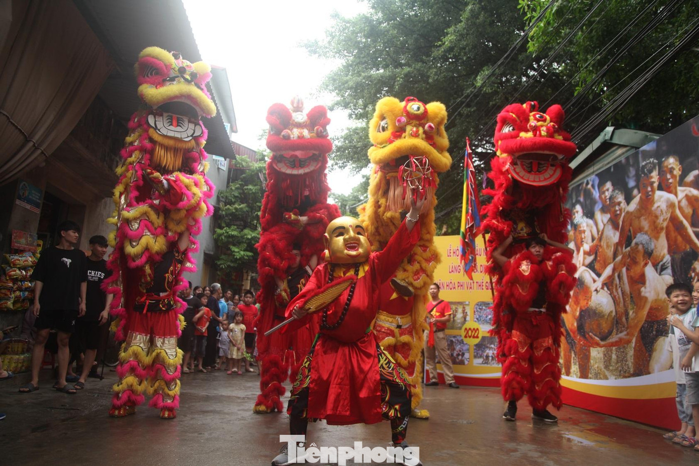 Đội múa lân tại phần rước ở lễ hội vật cầu nước làng Vân. Theo nhiều người cao tuổi ở làng Vân, lễ hội vật cầu nước có tuổi đời hàng trăm năm. Tục truyền rằng, khi xưa có bốn anh em Trương Hống, Trương Hát, Trương Lừng, Trương Lẫy đi theo Triệu Quang Phục đánh đuổi giặc Lương.