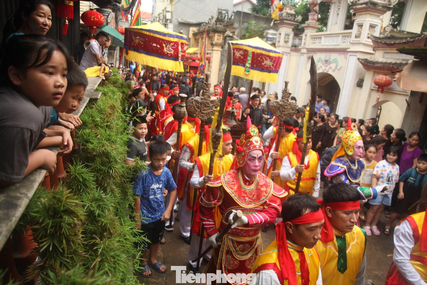 Sáng 12/4, diễn ra lễ rước sắc, long đỉnh, dâng lễ. Với giá trị "độc bản", lễ hội vật cầu nước làng Vân, xã Vân Hà đã được Bộ Văn hóa, Thể Thao và Du lịch công nhận là di sản văn hóa phi vật thể quốc gia.