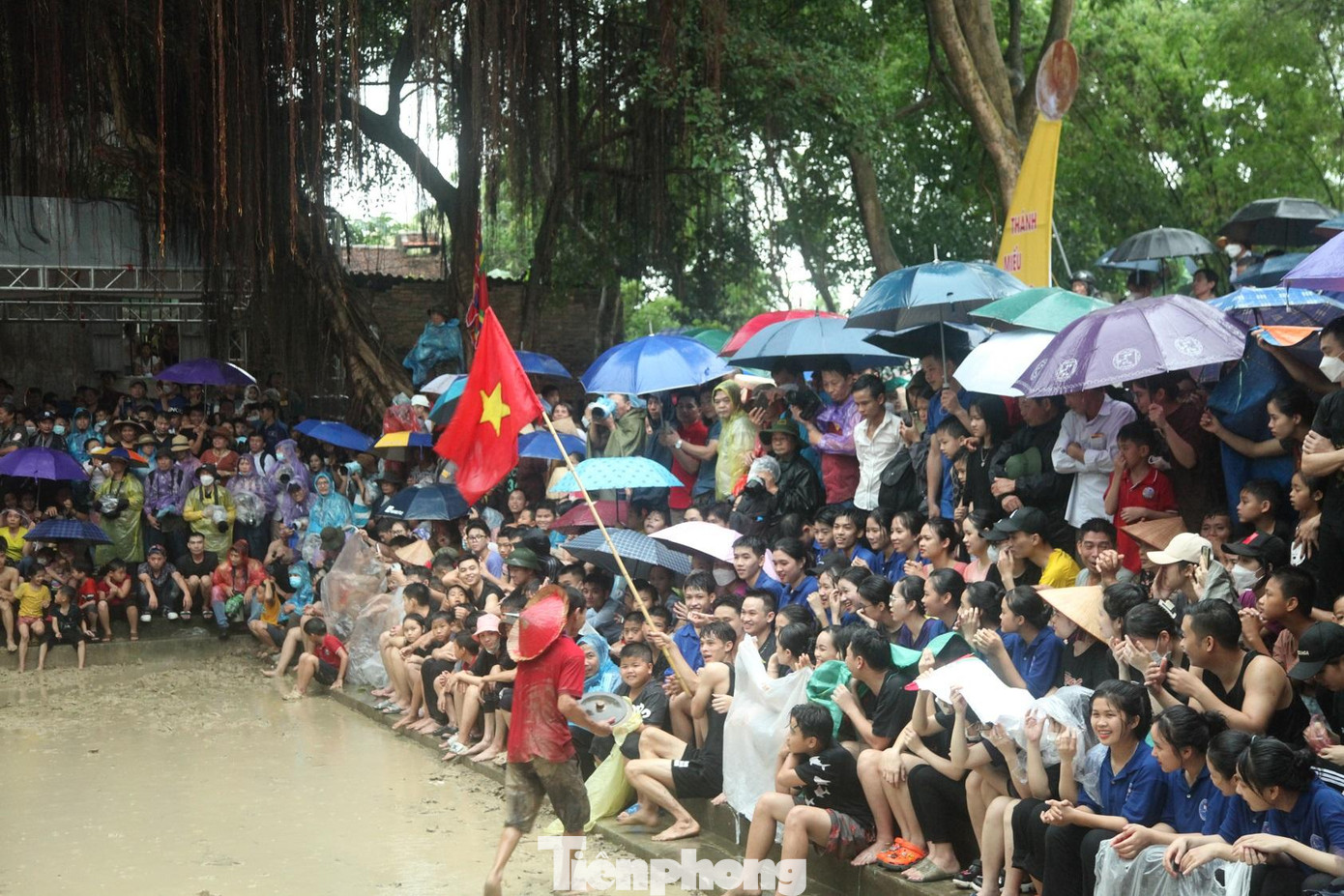 Dù trời mưa to, nhưng người dân vẫn nhiệt tình cổ vũ cho các quan cầu