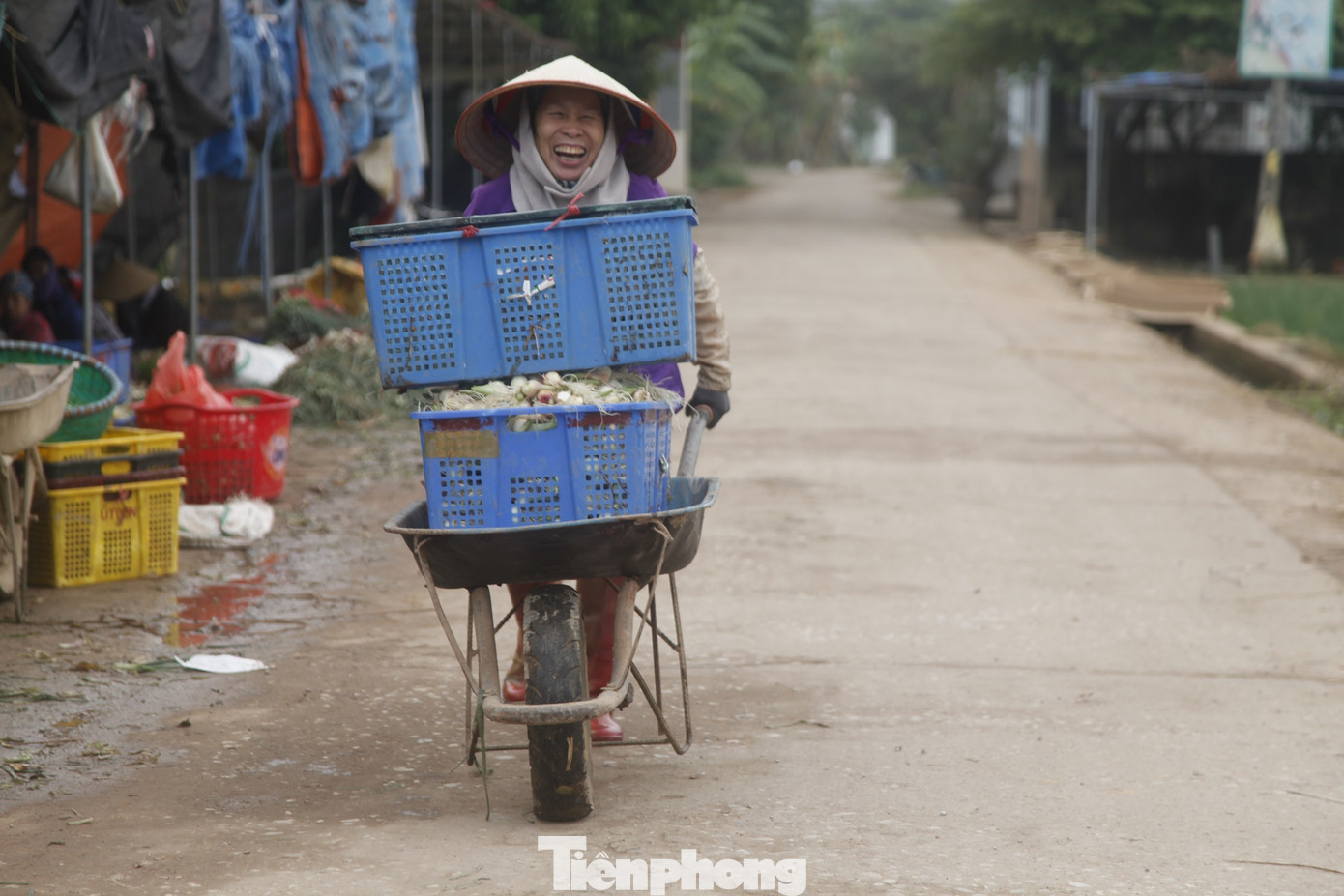 Vào những ngày cận Tết, ở xã Bảo Đài có hàng trăm người đi rửa hành thuê, chủ yếu là phụ nữ. Công việc này rất vất vả, luôn chân tay từ sáng đến tối.