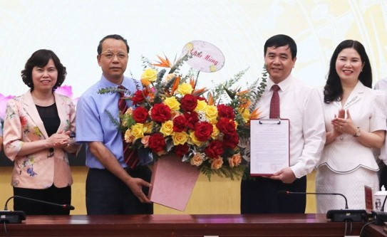 Phó Bí thư Thường trực Tỉnh ủy, Chủ tịch HĐND tỉnh Bắc Ninh Nguyễn Quốc Chung cùng lãnh đạo tỉnh trao quyết định, tặng hoa chúc mừng ông Phạm Xuân Bình.