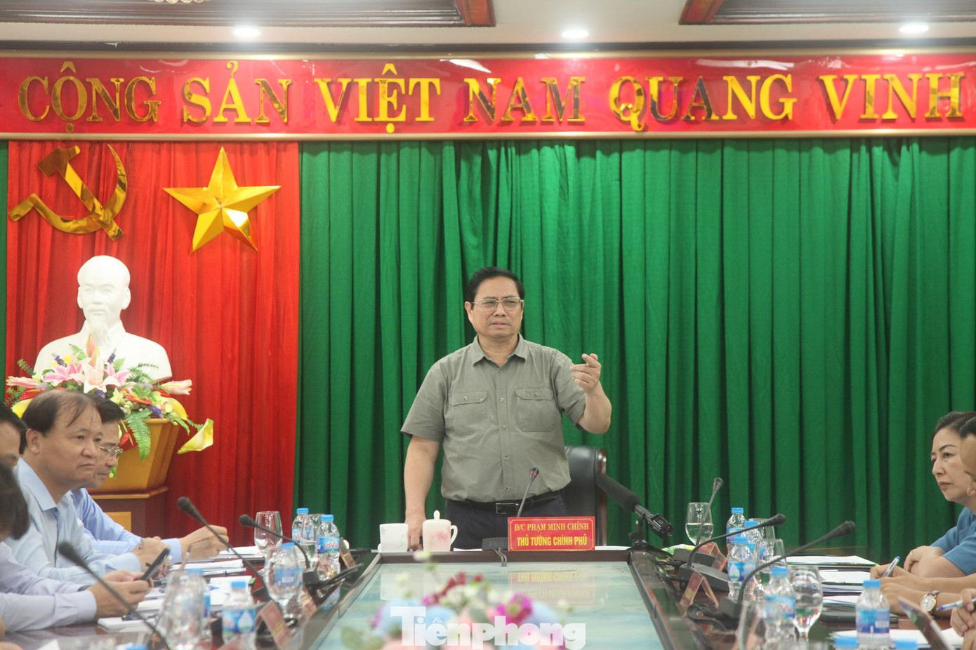 “Tái cơ cấu nhà máy phải đảm bảo sản xuất bền vững, ổn định, xanh sạch. Uỷ ban Quản lý vốn nhà nước chủ trì và phối hợp các bộ, ngành tập trung hoàn thiện đề án tái cơ cấu nhà máy Phân đạm Hà Bắc, trên cơ sở có tính khả thi, hiệu quả và bám sát chỉ đạo của Bộ Chính trị”, Thủ tướng nhấn mạnh.