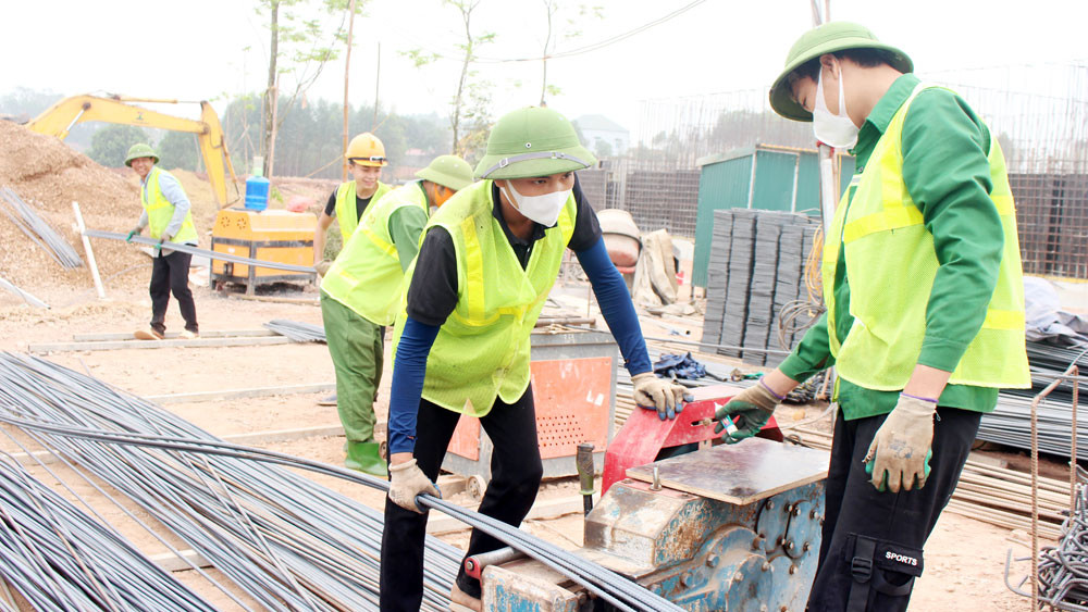 Công nhân xây dựng hạ tầng Khu công nghiệp Tân Hưng.