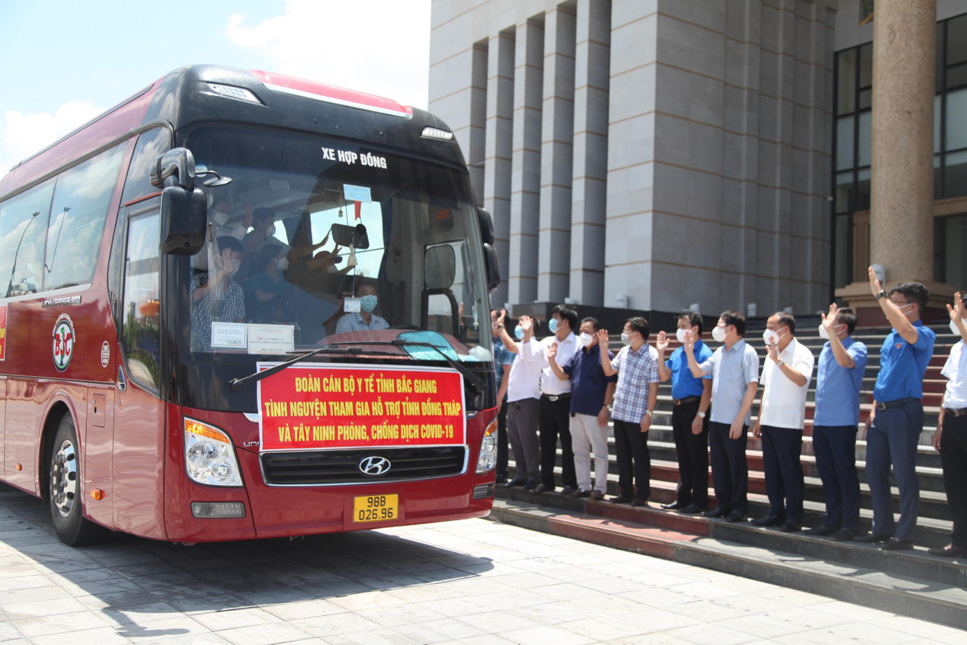 Bắc Giang tiễn đoàn công tác hỗ trợ tỉnh Đồng Tháp và Tây Ninh chống dịch Bắc Giang tiễn đoàn công tác hỗ trợ tỉnh Đồng Tháp và Tây Ninh chống dịch