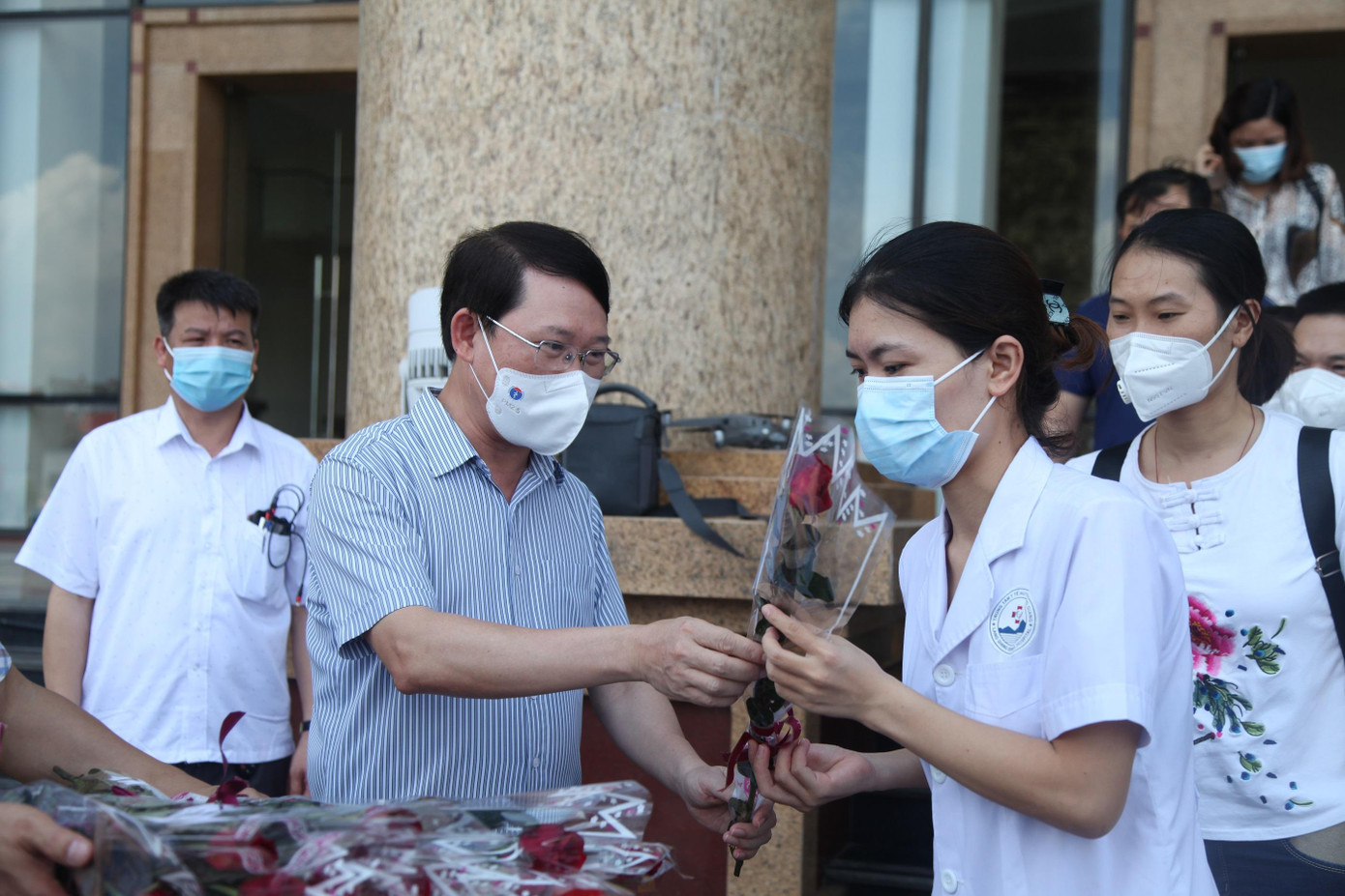 Chủ tịch UBND tỉnh Bắc Giang Lê Ánh Dương tặng hoa thành viên đoàn công tác hỗ trợ tỉnh Đồng Tháp và Tây Ninh chống dịch Chủ tịch UBND tỉnh Bắc Giang Lê Ánh Dương tặng hoa thành viên đoàn công tác hỗ trợ tỉnh Đồng Tháp và Tây Ninh chống dịch