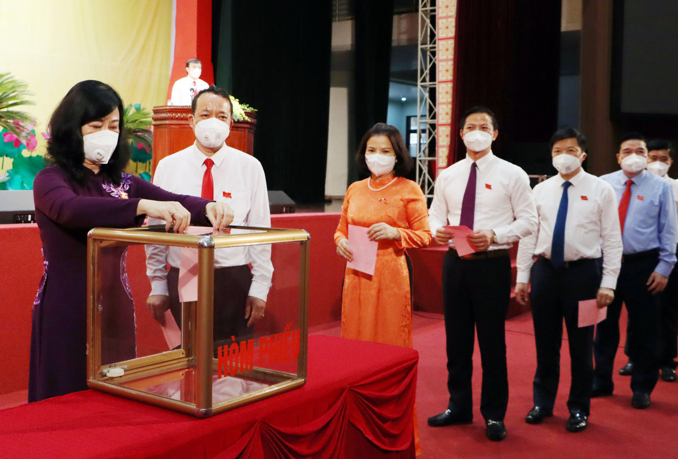 Các đại biểu bỏ phiều bầu các chức danh HĐND, UBND tỉnh Bắc Ninh Các đại biểu bỏ phiều bầu các chức danh HĐND, UBND tỉnh Bắc Ninh