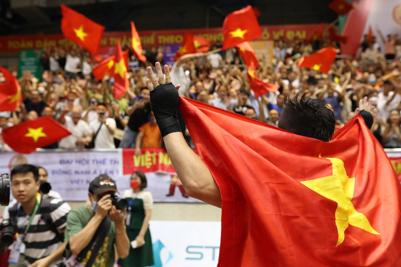 Nguyễn Quang Huy mang cờ cảm ơn người làng đến cổ vũ cho mình Nguyễn Quang Huy mang cờ cảm ơn người làng đến cổ vũ cho mình