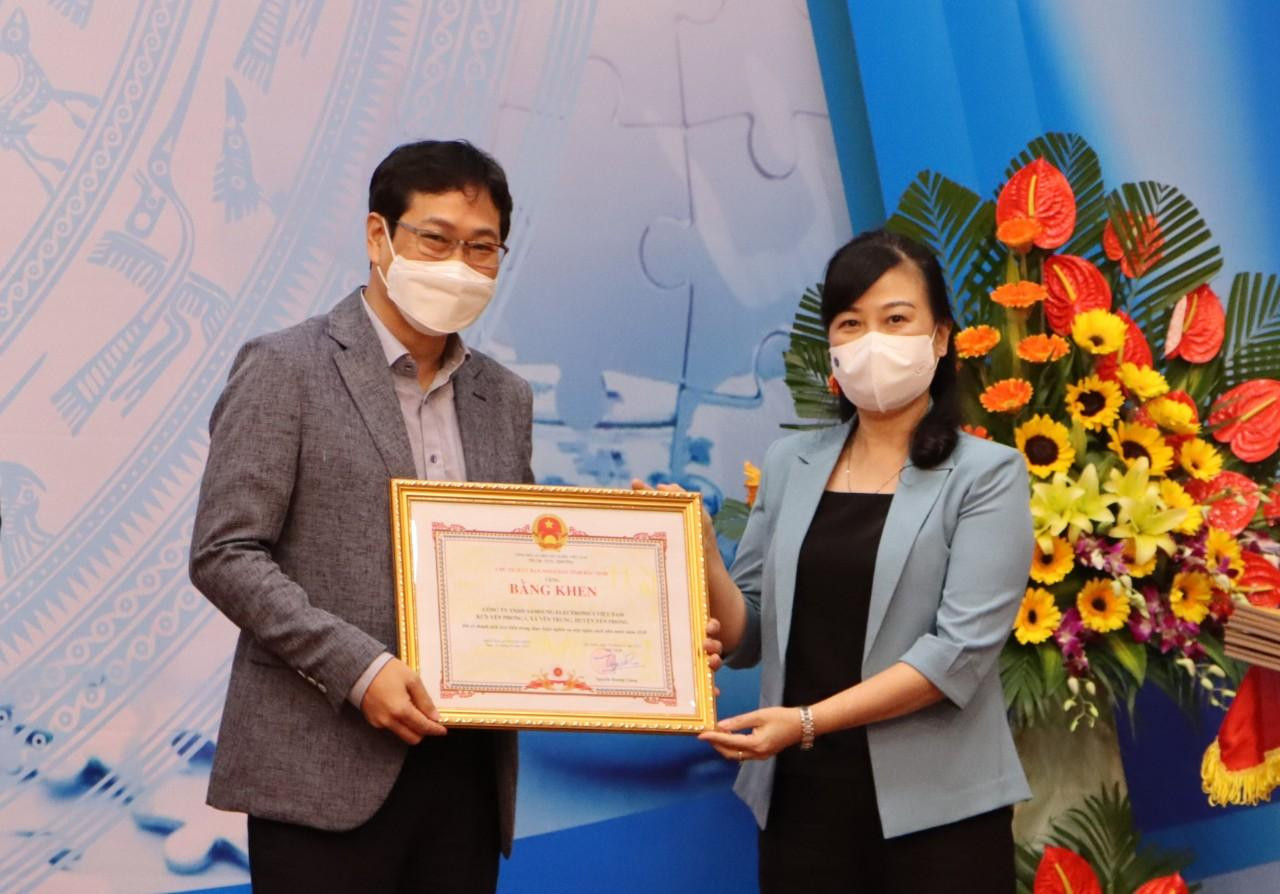 Bí thư Tỉnh ủy Bắc Ninh Đào Hồng Lan tặng bằng khen cho doanh nghiệp FDI Bí thư Tỉnh ủy Bắc Ninh Đào Hồng Lan tặng bằng khen cho doanh nghiệp FDI