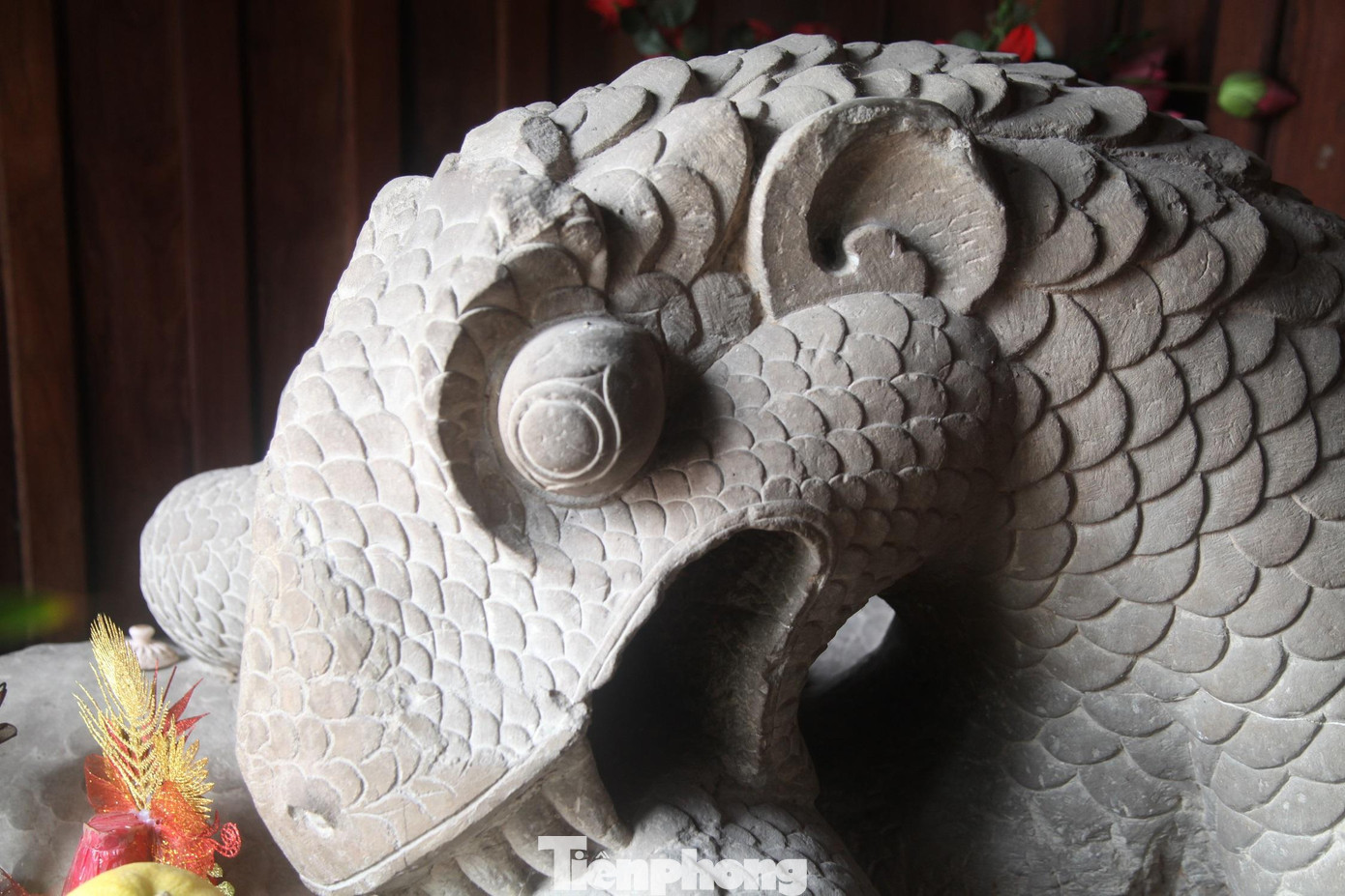 Rồng đá trong tư thế “miệng cắn thân, chân xé mình”