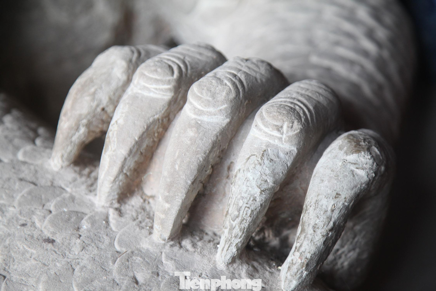 Với phong cách nghệ thuật độc đáo, các nhà nghiên cứu đều nhận định rồng đá được tạo tác vào thời Lê Trung Hưng (thế kỷ XVII)