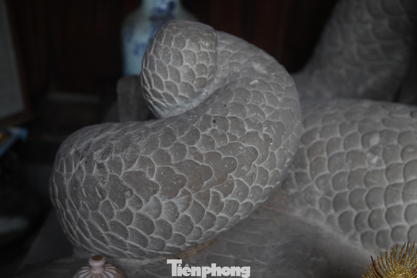 Trong ảnh là phần đuôi của rồng đá. Năm 2013, pho tượng rồng đá được Thủ tướng Chính phủ công nhận là bảo vật quốc gia.