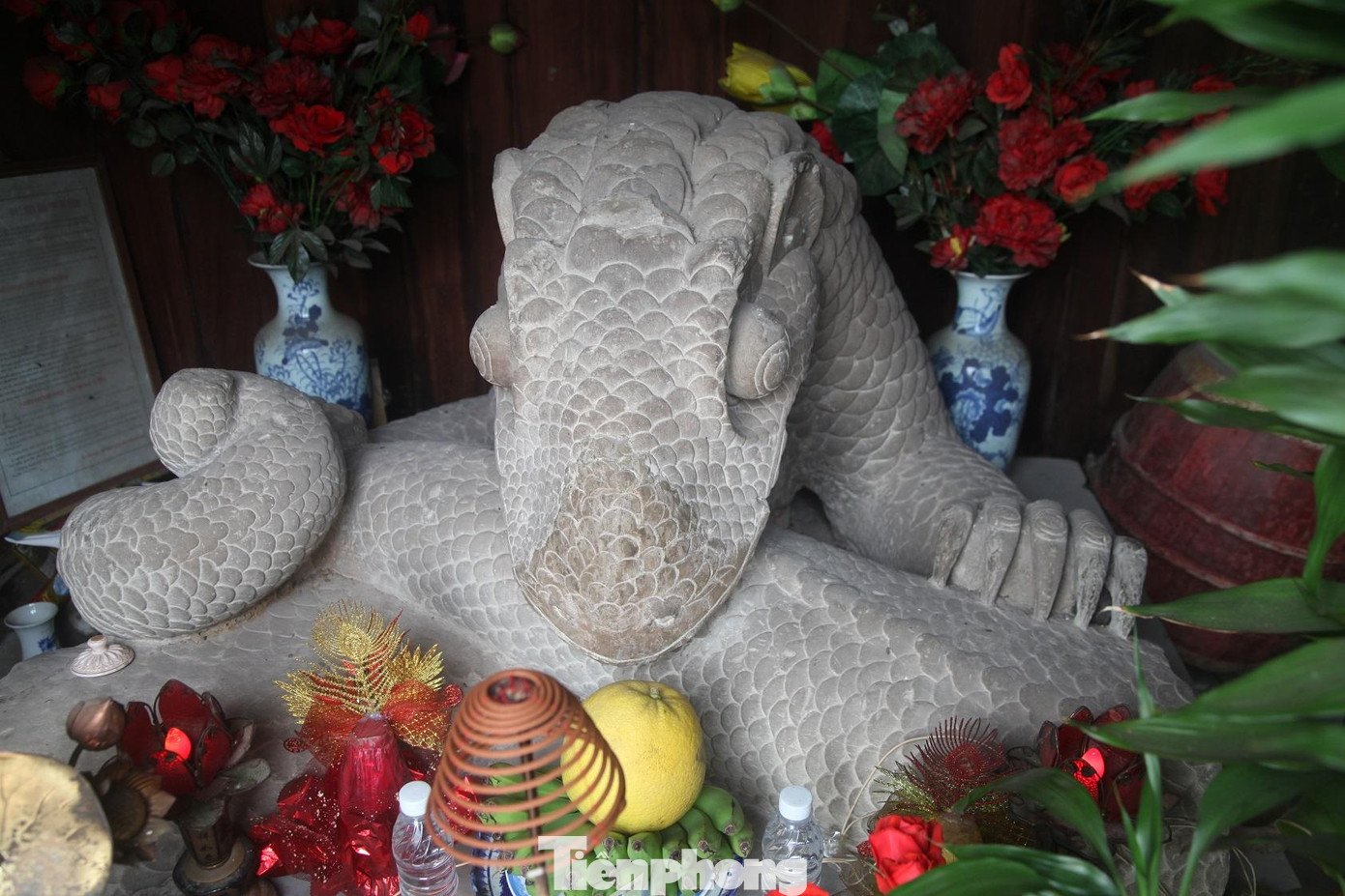 Rồng đá được làm bằng đá, cao 79 cm, chiều rộng (ngang) 136 cm, chiều dài (từ trước ra sau) 103 cm