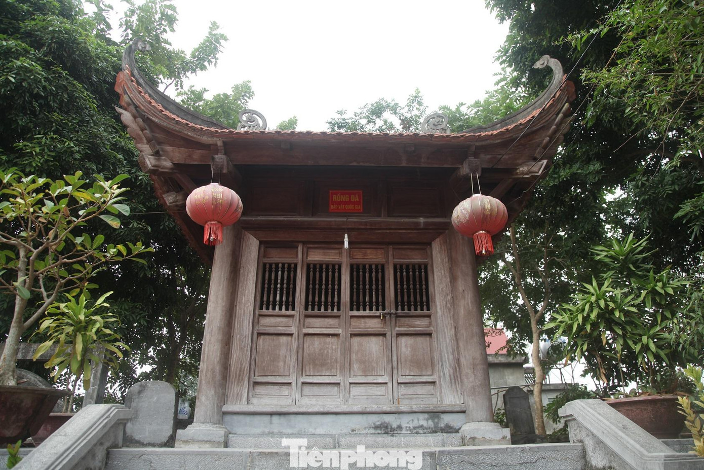 Ngôi đền được xây dựng từ lâu đời, bên cạnh chùa Thiên Thư, trên mảnh đất vốn là nhà riêng của Thái sư Lê Văn Thịnh- một người có công lao to lớn đối với vương triều Lý.