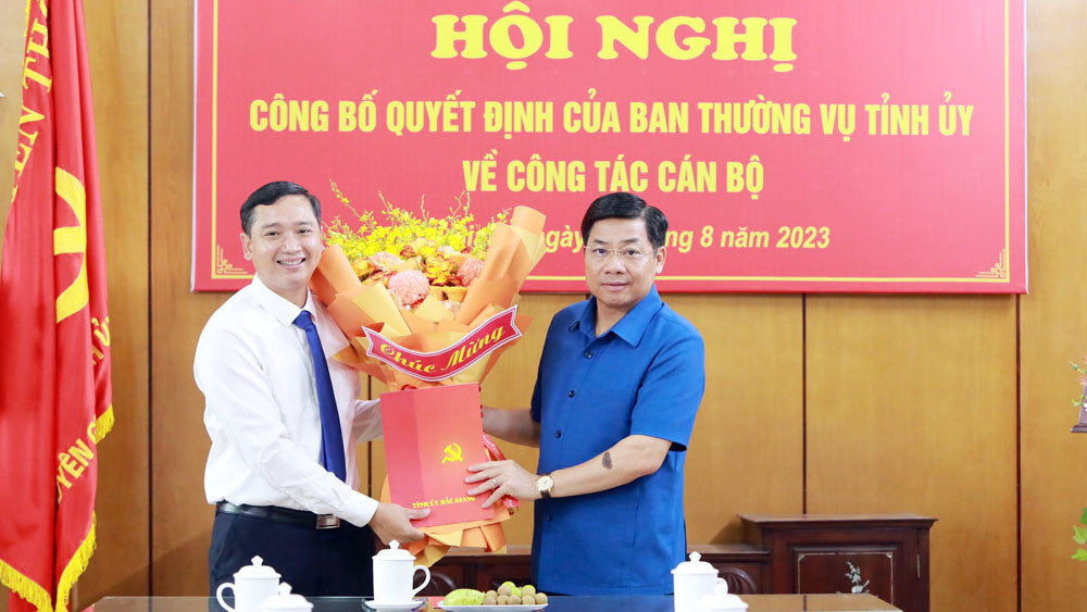 Bí thư Tỉnh ủy Bắc Giang Dương Văn Thái (phải) tặng hoa chúc mừng Trưởng ban Tuyên giáo Bắc Giang Nguyễn Việt Oanh. Bí thư Tỉnh ủy Bắc Giang Dương Văn Thái (phải) tặng hoa chúc mừng Trưởng ban Tuyên giáo Bắc Giang Nguyễn Việt Oanh.
