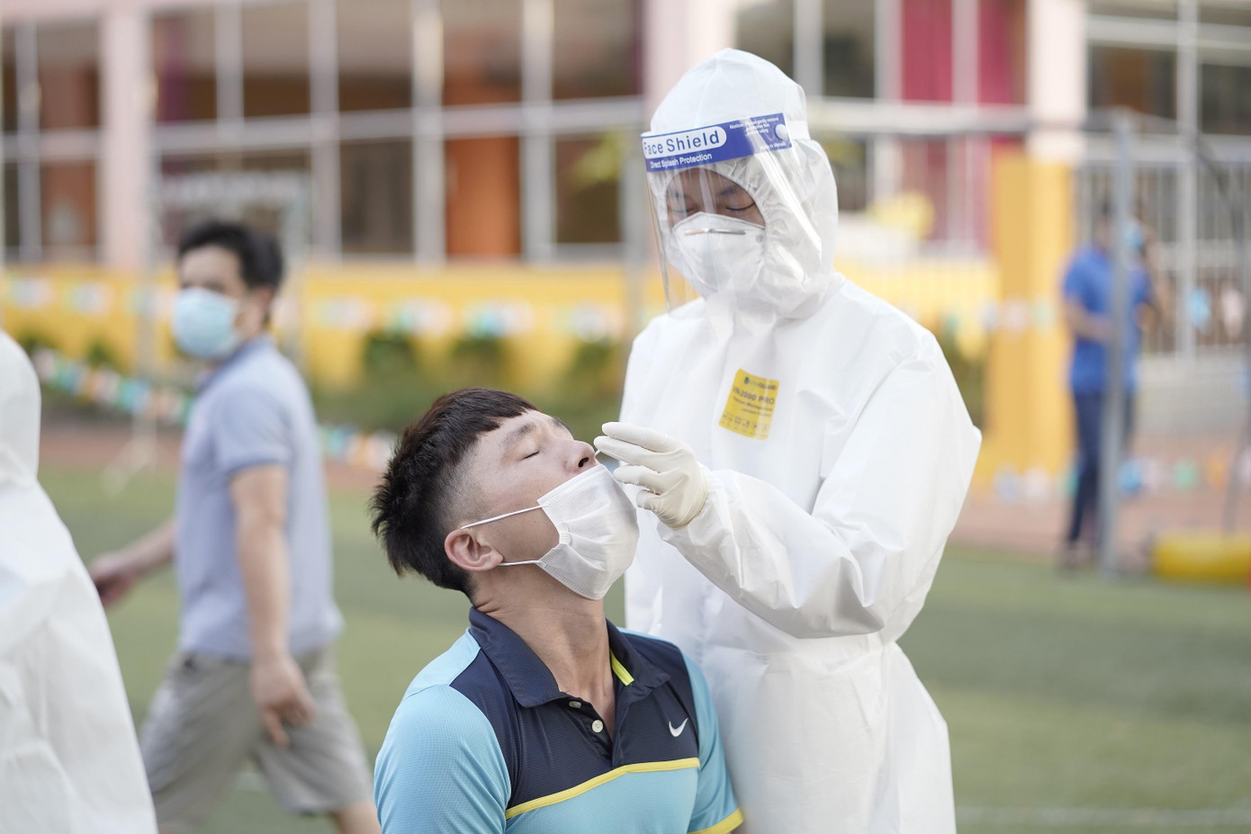 Cơ quan chức năng lấy mẫu xét nghiệm cho người dân tỉnh Bắc Giang