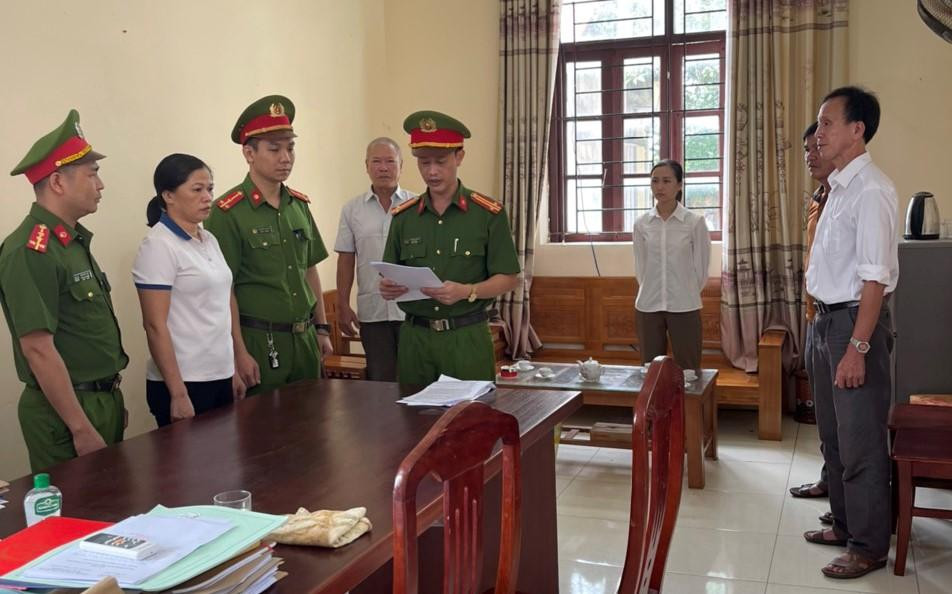 Công an huyện Lục Ngạn đọc lệnh bắt tạm giam đối với Khúc Thị Quân. Ảnh: Công an huyện Lục Ngạn