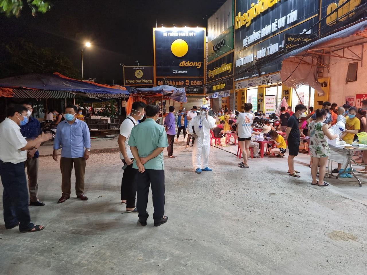 Cơ quan chức năng tỉnh Bắc Giang lấy mẫu xét nghiệm xuyên đêm cho người dân thôn My Điền Cơ quan chức năng tỉnh Bắc Giang lấy mẫu xét nghiệm xuyên đêm cho người dân thôn My Điền