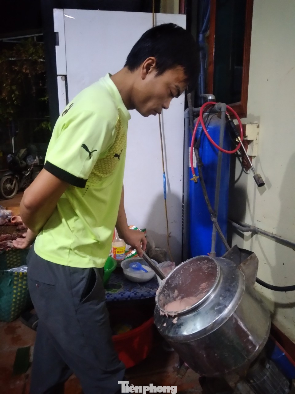 Anh Nguyễn Xuân Lại thịt lợn và làm giò suốt đêm để phục vụ khách ngày Tết Anh Nguyễn Xuân Lại thịt lợn và làm giò suốt đêm để phục vụ khách ngày Tết