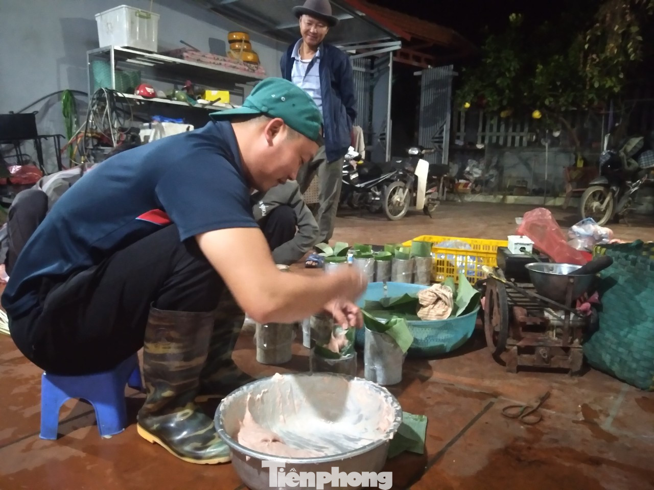 Cận Tết, những người thịt lợn thuê tất bật với công việc từ 12 giờ đêm Cận Tết, những người thịt lợn thuê tất bật với công việc từ 12 giờ đêm