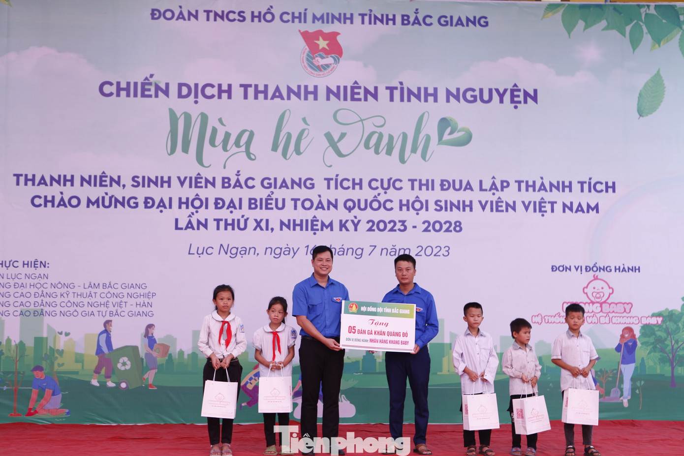 Tỉnh Đoàn Bắc Giang trao đàn gà khăn quảng đỏ tặng học sinh khó khăn học tốt. Ảnh: Nguyễn Thắng Tỉnh Đoàn Bắc Giang trao đàn gà khăn quảng đỏ tặng học sinh khó khăn học tốt. Ảnh: Nguyễn Thắng