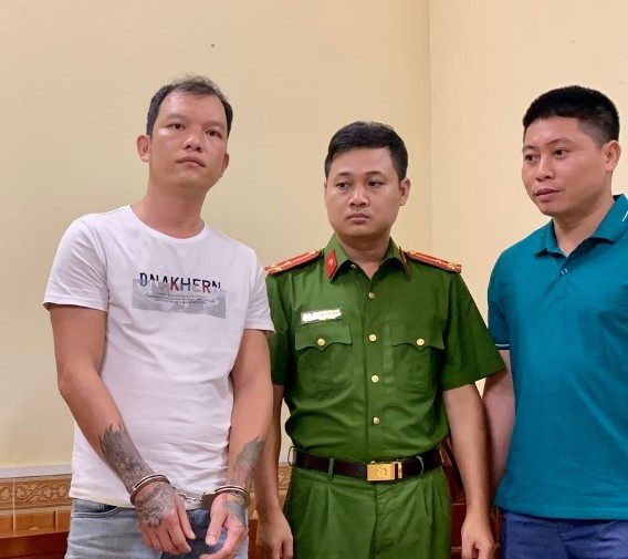 Cơ quan Công an thi hành lệnh giữ người trong trường hợp khẩn cấp đối với đối tượng Nguyễn Văn Nguyên (áo trắng). Cơ quan Công an thi hành lệnh giữ người trong trường hợp khẩn cấp đối với đối tượng Nguyễn Văn Nguyên (áo trắng).