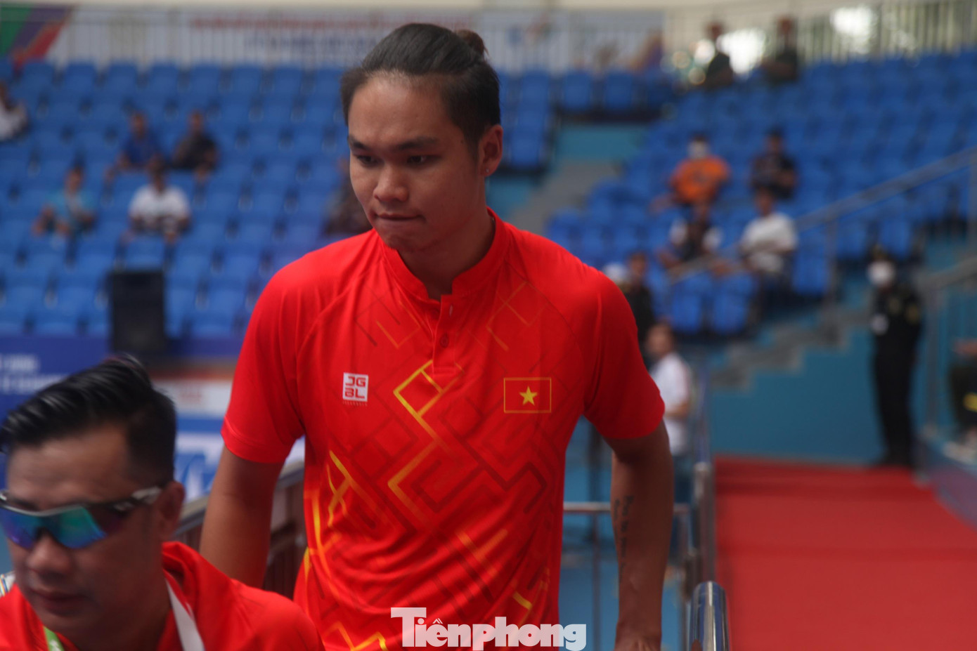 Vận động viên Trịnh Linh Giang bắt đầu thi đấu với vận động viên Indonesia ở nội dung đồng đội nam. Môn quần vợt tại SEA Games 31 có 8 nước tham dự, gồm Việt Nam, Thái Lan, Lào, Campuchia, Singapore, Malaysia, Philippines, Indonesia. Ở nội dung đồng đội nam, tuyển quần vợt Việt Nam được xếp hạt giống số 2, còn Thái Lan được xếp hạt giống số 1.