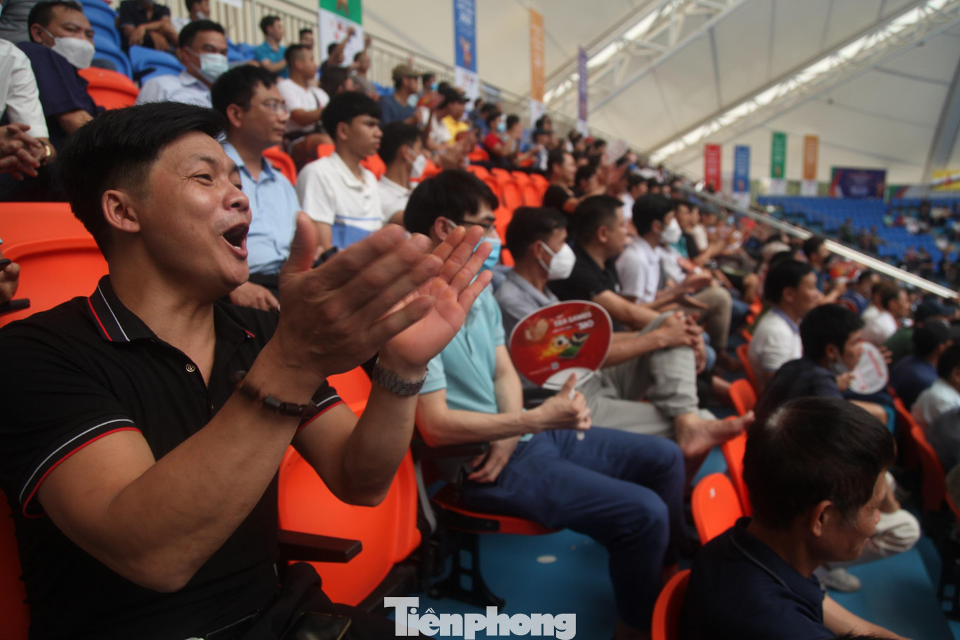 Người xem cổ vũ nhiệt tình cho các vận động viên