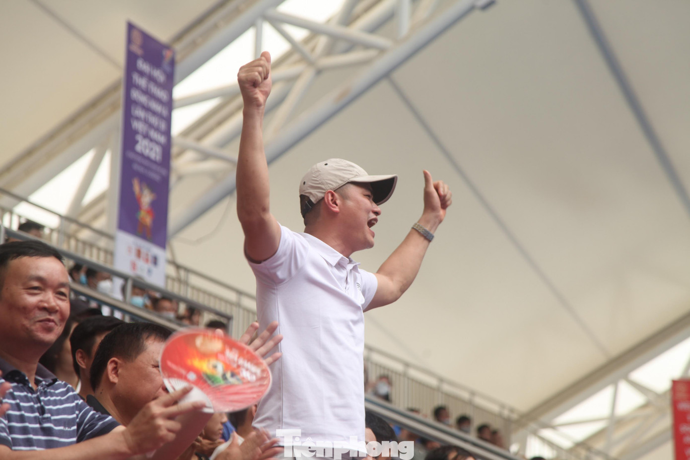 Một cổ động viên vui mừng khi vận động viên Việt Nam ghi điểm