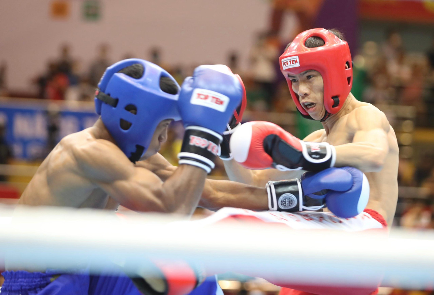 Vận động viên Huỳnh Văn Tuấn (áo đỏ) mở đầu các trận chung kết môn Kickboxing tại SEA Games 31 ở hạng cân 51kg