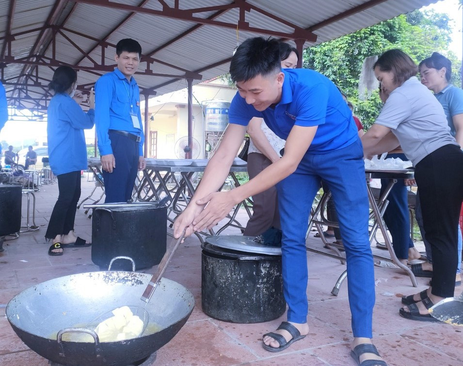 Phụ huynh nấu cơm cho thí sinh tại huyện Sơn Động (Bắc Giang). Phụ huynh nấu cơm cho thí sinh tại huyện Sơn Động (Bắc Giang).