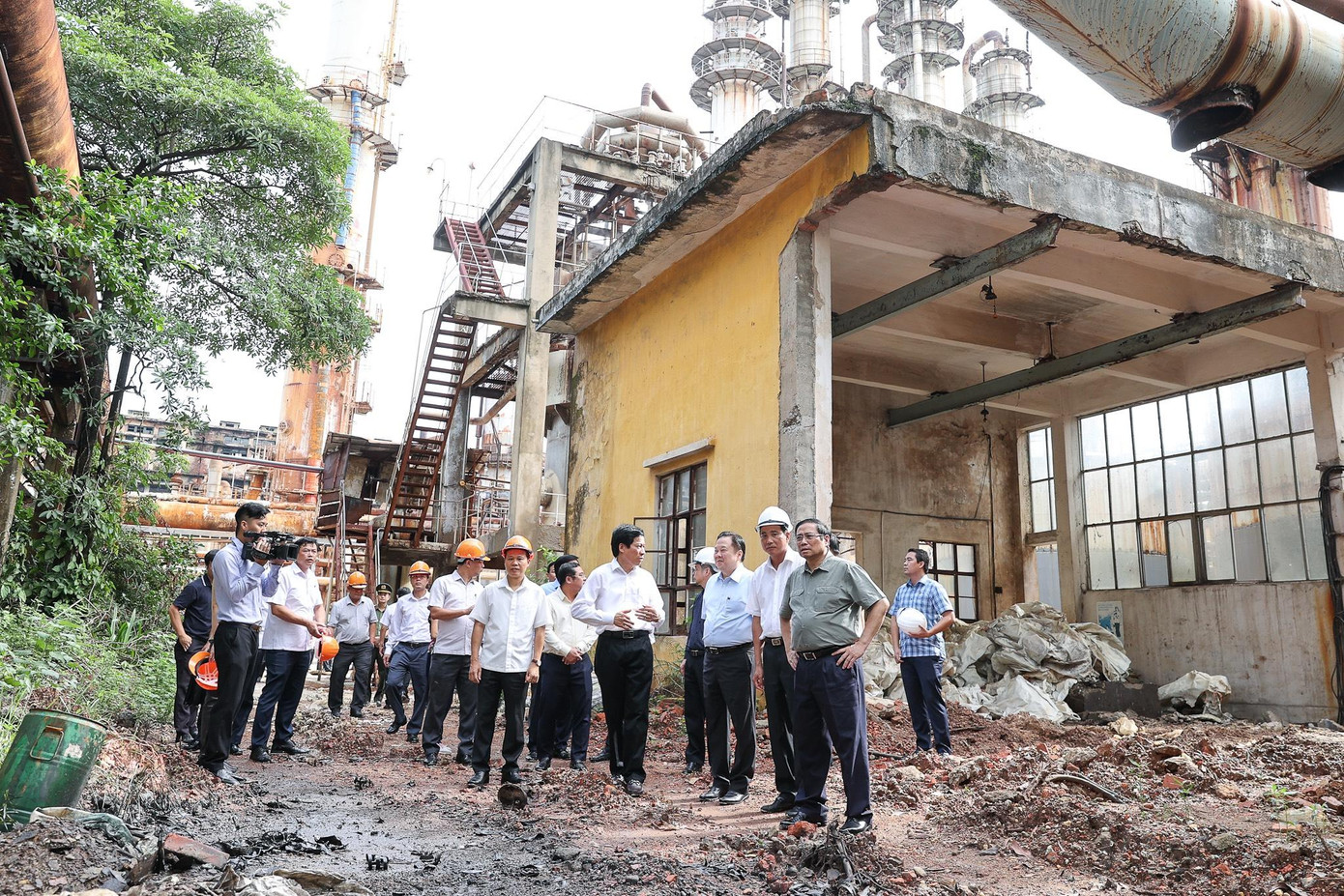 Tại buổi làm việc, Thủ tướng Phạm Minh Chính cho rằng, nhà máy Phân đạm Hà Bắc có chi phí đầu vào cao, cạnh tranh khó khăn, khó hoàn nợ, dẫn đến nợ chồng nợ. Nguyên nhân quan trọng của tình trạng trên là quá trình phê duyệt dự án không phù hợp, giá đầu vào tăng cao nên cạnh tranh kém. Dự án có vướng mắc về tranh chấp hợp đồng với nhà thầu, giải pháp tài chính, chi phí đầu vào cao, giá thành cao nên sản phẩm khó tiêu thụ. Vấn đề môi trường cả trong và ngoài nhà máy diễn biến phức tạp. Đi thị sát, Thủ tướng cảm nhận môi trường nhà máy ô nhiễm, có nơi chất thải rắn bừa bộn. Các hệ thống bảo ôn bị hỏng, gỉ sét .