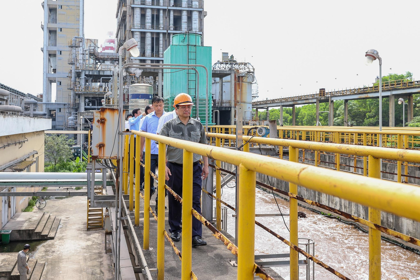 Thủ tướng Phạm Minh Chính kiểm tra, khảo sát thực địa dự án cải tạo, mở rộng nhà máy Phân đạm Hà Bắc