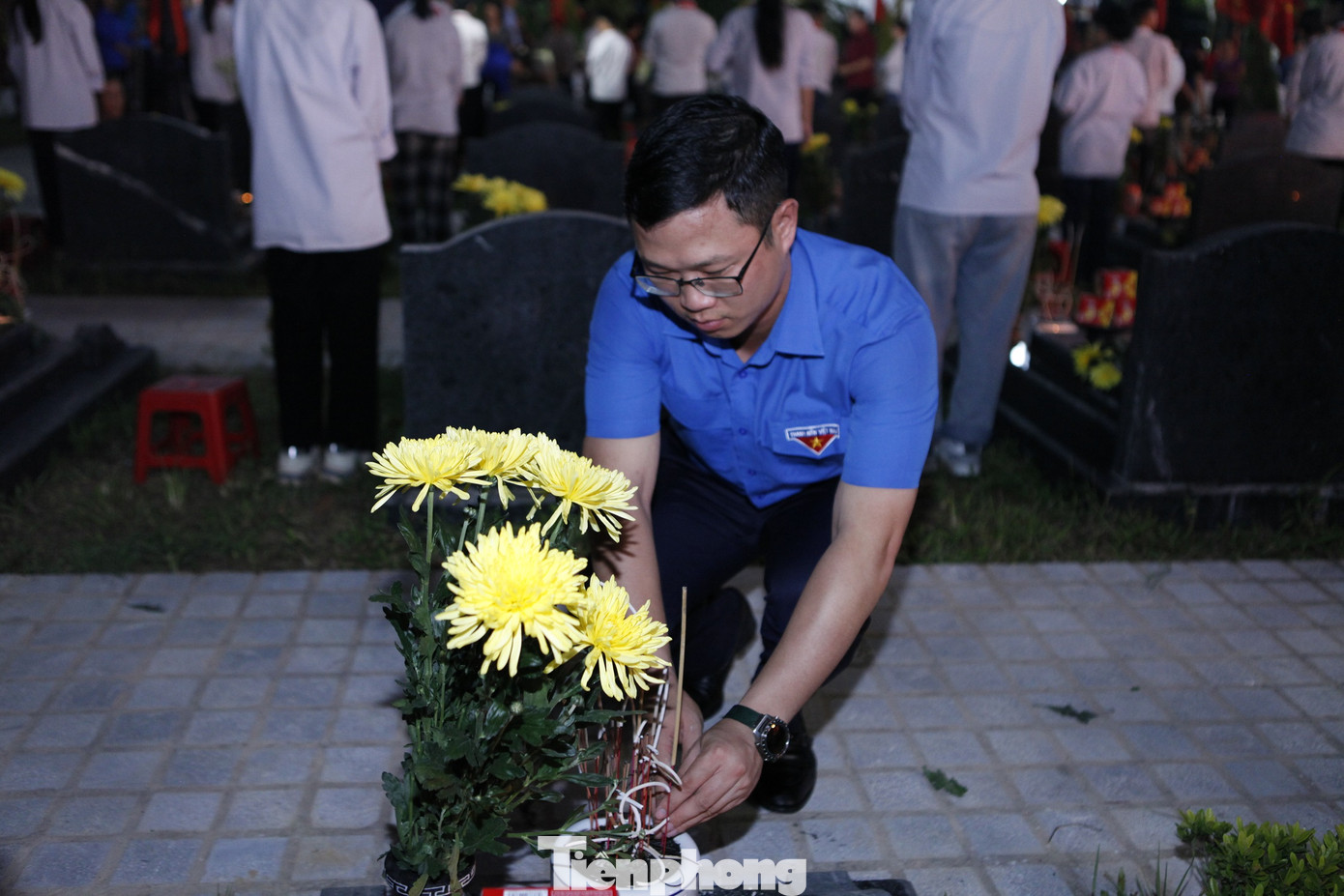 Bí thư Tỉnh Đoàn Bắc Giang Thân Trung Kiên thắp hương tưởng nhớ anh hùng liệt sĩ. Ảnh: Nguyễn Thắng.