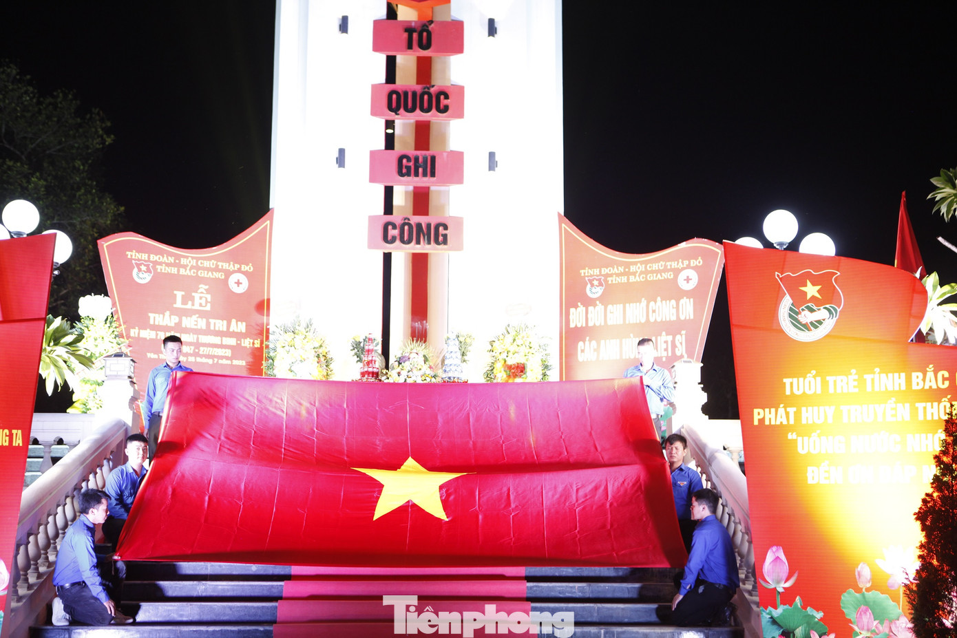 Chương trình thắp nến tri ân anh hùng liệt sĩ của Tỉnh Đoàn Bắc Giang. Ảnh: Nguyễn Thắng