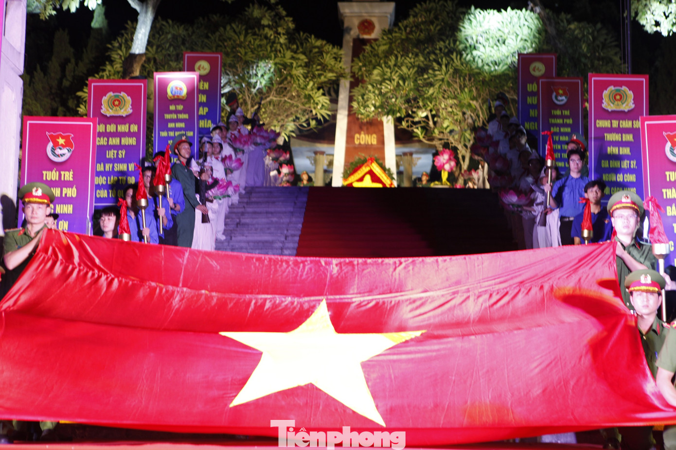 Buổi lễ thắp nến tri ân anh hùng liệt sĩ của tuổi trẻ thành phố Bắc Ninh. Ảnh: Nguyễn Thắng Buổi lễ thắp nến tri ân anh hùng liệt sĩ của tuổi trẻ thành phố Bắc Ninh. Ảnh: Nguyễn Thắng