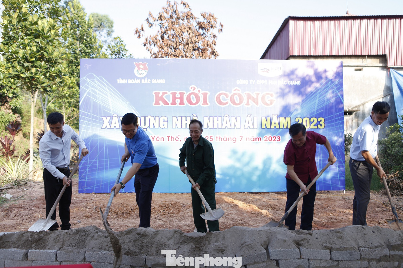 Tỉnh Đoàn Bắc Giang khởi công xây dựng nhà nhân ái tặng gia đình thương binh. Ảnh: Nguyễn Thắng.